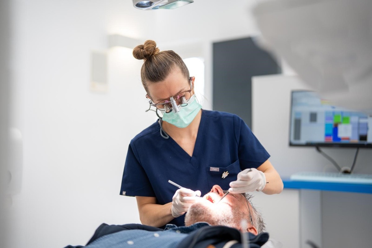 Prodentics tandarts Lara aan het behandelen