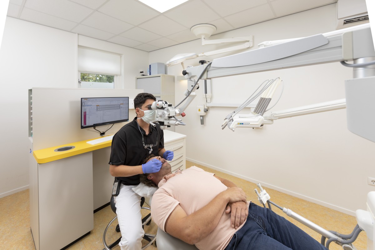 Prodentics tandarts Monir wortelkanaalbehandeling met operatiemicroscoop