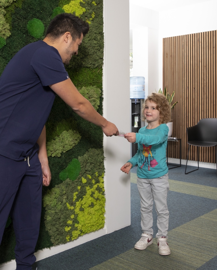 Kinderen met een lach ophalen uit de wachtkamer